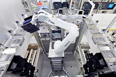 図3　ウェーハステーションのロボットアームがカセットの行き先を再調整する　出典：Infineon Technologies