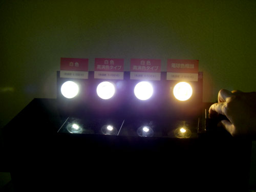 写真はシャープの照明用LEDランプ