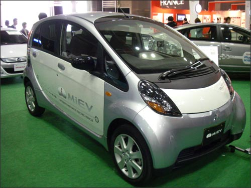 図 三菱自動車の電気自動車i-MiEV(アイミーブ)