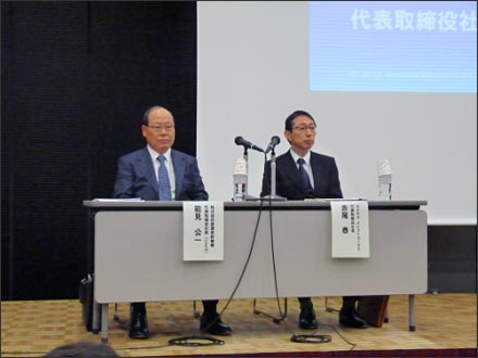 図1 記者会見における能見公一産業革新機構社長(左)と赤尾泰ルネサス社長(右)