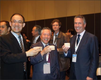 図 東京エレクトロンの東哲郎会長(中央)とApplied MaterialsのMichael Splinter会長(右)、12月4日夜のSEMICONジャパン開幕日のパーティにて